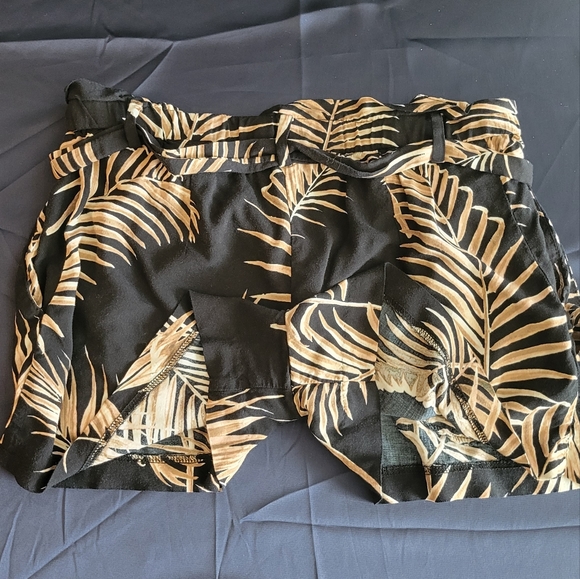 H. M. Lady's shorts with matching belt - Picture 3 of 4